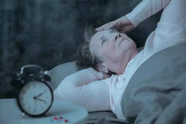Người già mất ngủ - Nguyên nhân do đâu, khắc phục thế nào?